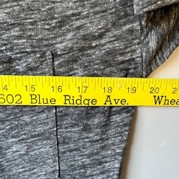 🏷️ 2/$20 Club Monaco Grey Marled Drop Shoulder T-shirt - Picture 4 of 9